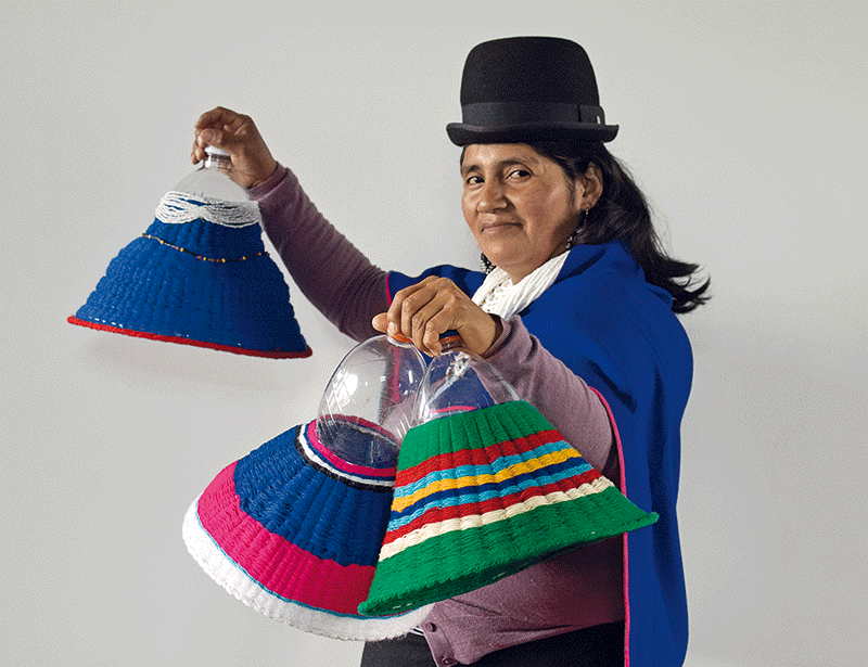 Vďaka celosvetovému záujmu priniesol Alvaro do zabudnutých krajov prácu miestnym remeselníkom. Na obrázku je Maria Stella Cuchillo z horskej oblasti Ánd s tradíciou remesiel zdedených po Inkoch.