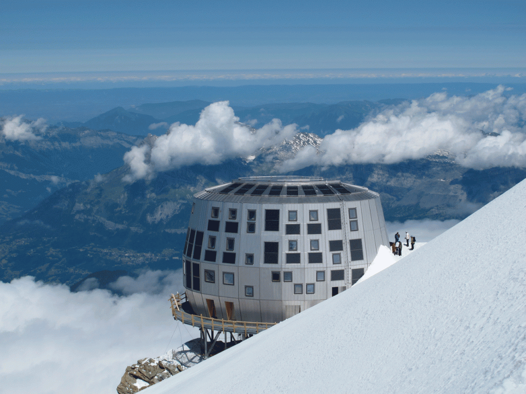 Moderná útulňa na vrchole Mont Blancu