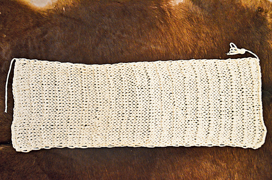 Pokračujte v pletení, až kým neupletiete pás dlhý približne 100 až 120 cm. Hotový pás prehnite na polovicu obrátenou stranou.