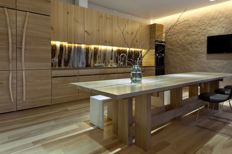 Ako by mohol vyzerať kreatívne riešený byt plný dreva