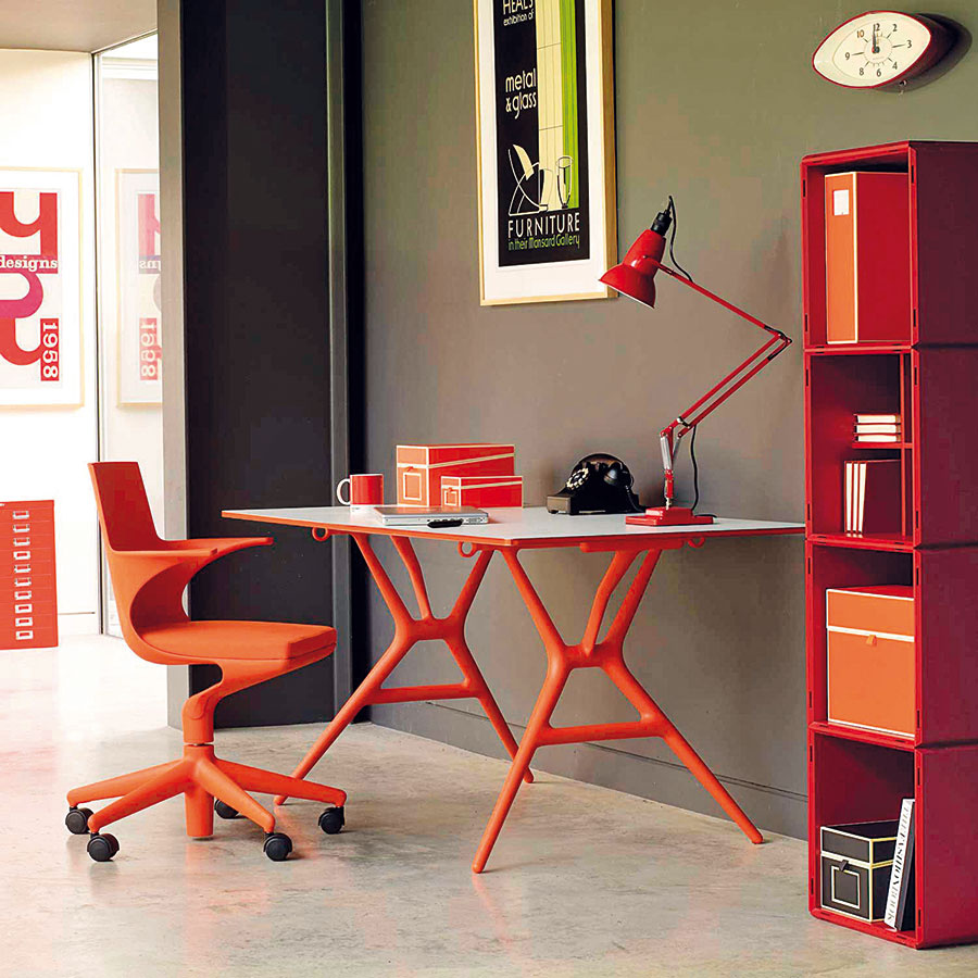 Stôl a stolička Spoon od značky Kartell vo výraznej oranžovej farbe sa stanú klenotmi pracovnej zóny. (Predáva www.kabinet.sk) 