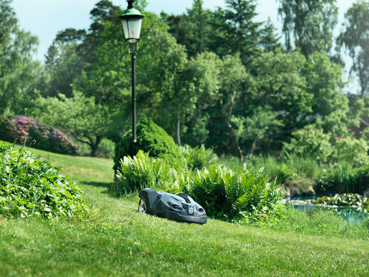 Robotická kosačka zvládne aj bežné stúpanie a v klasickej záhrade tak niet pre ňu prekážky.