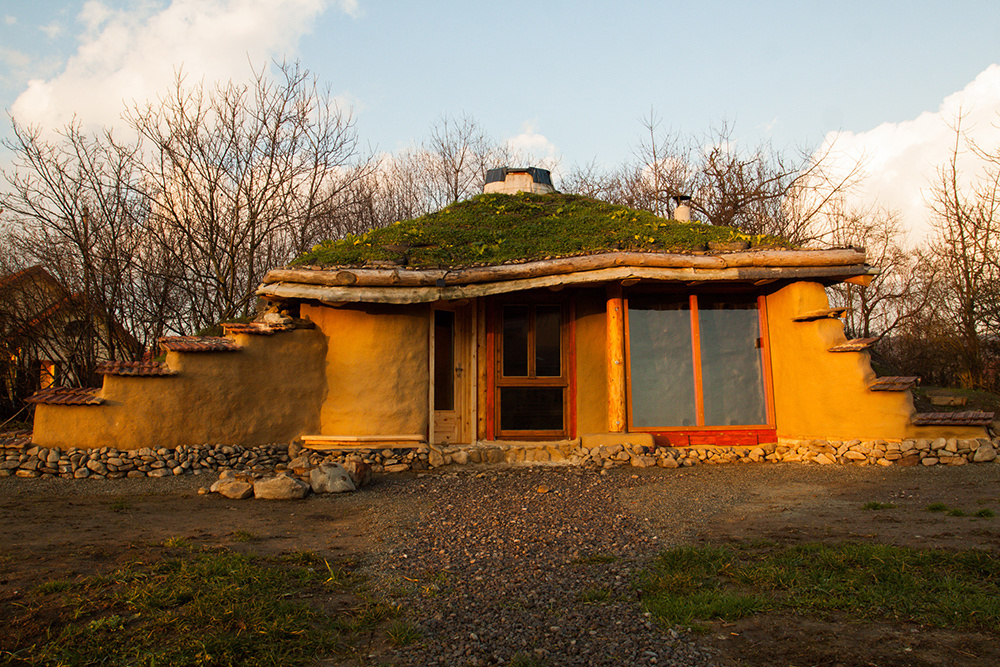 V Družstevnej pri Hornáde stojí hobití dom postavený z miestneho prírodného a odpadového materiálu