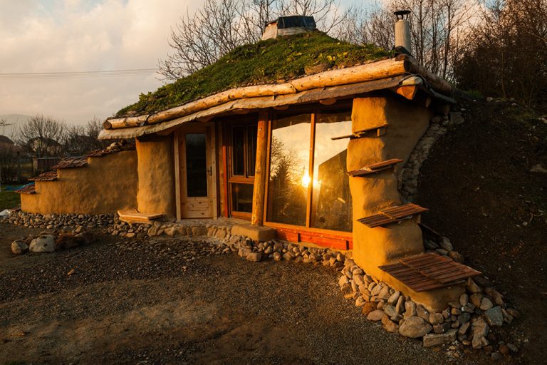 V Družstevnej pri Hornáde stojí hobití dom postavený z miestneho prírodného a odpadového materiálu