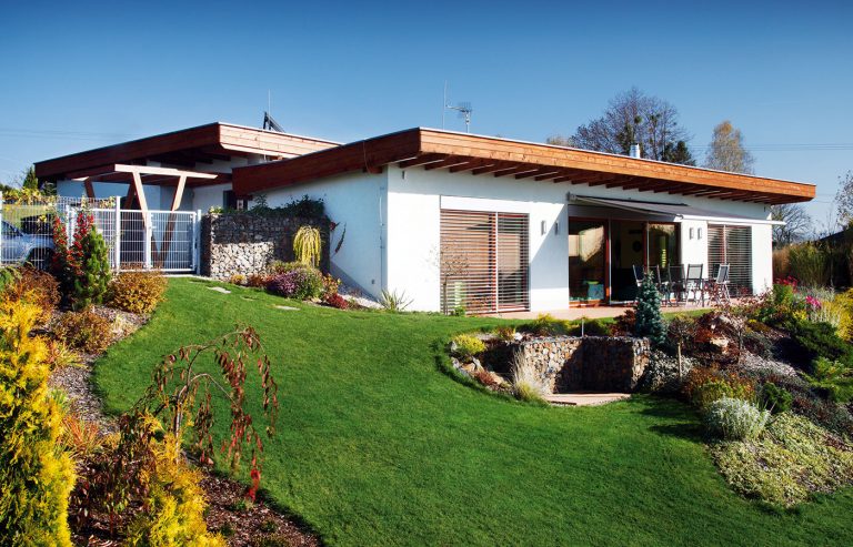 Pozoruhodný rodinný dom s vegetačnou strechou prekvapí svojou ohľaduplnosťou