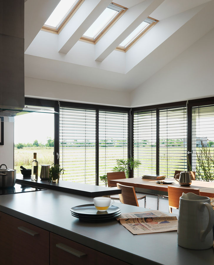 Strešné okná prinesú svetlo cez strechu do hĺbky miestnosti, kam fasádne okná nedosiahnu. Automatické vetranie zaručí systém VELUX INTEGRA®.