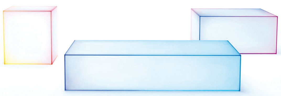 Farby hrán tvarovo jednoduchých stolíkov z mliečneho skla vytvárajú dojem, že sú celofarebné. Hra farieb a skla z trochu iného súdka v kolekcii Soft je dielom štúdia Nendo pre Glas Italia.