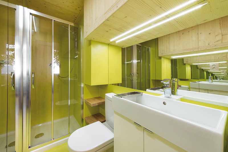 Malá, ale funkčná – umývadlo, WC a sprchovací kút sú dostatočnou výbavou pre minimálny priestor. Zariadenie (vrátane sanitárneho vybavenia kúpeľne či spotrebičov v kuchyni) vyberali architekti vzhľadom na účel interiéru z nižšieho cenového segmentu.