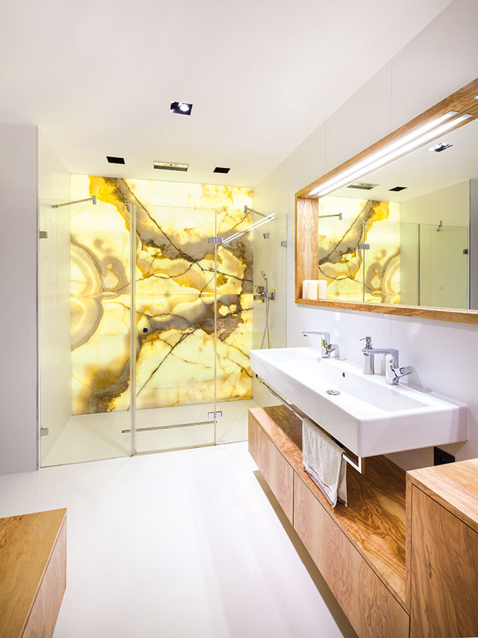 Dominantou kúpeľne je stena z ónyxu, ktorá tvorí zadnú stenu sprchového kúta. Ónyx celý priestor presvetľuje a vnáša doň príjemnú energiu. 