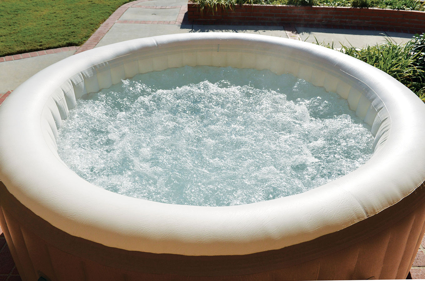 O dokonalý bublinkový relax sa napríklad vo vírivke Bubble Spa 800 stará 120 vodných dýz s výkonným kompresorom.