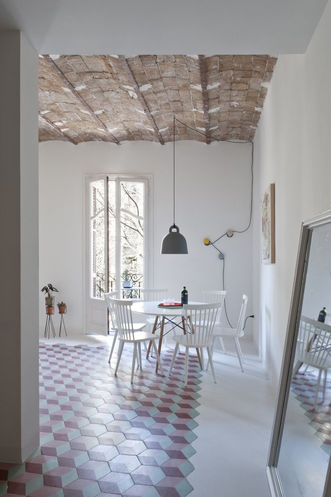 Apartmán v Barcelone zrekonštruovali s ohľadom na pôvodný secesný charakter