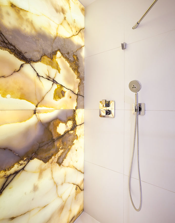 Návrh interiéru kúpeľne s obkladom z ónyxu pochádza z dielne ateliéru Fandament, www.fandament.eu.