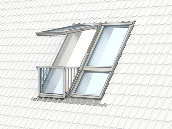 Strešný balkón VELUX CABRIO® navonok pôsobí ako kombinácia strešného okna s doplnkovým a splýva s rovinou strechy.