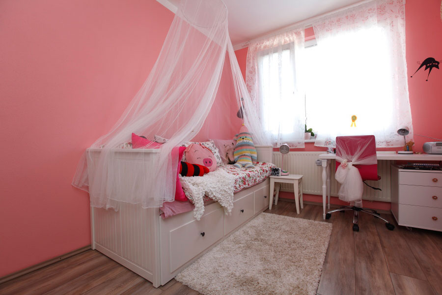 Ružový byt v Bratislave s jasne ženskými prvkami a šarmom vidieka