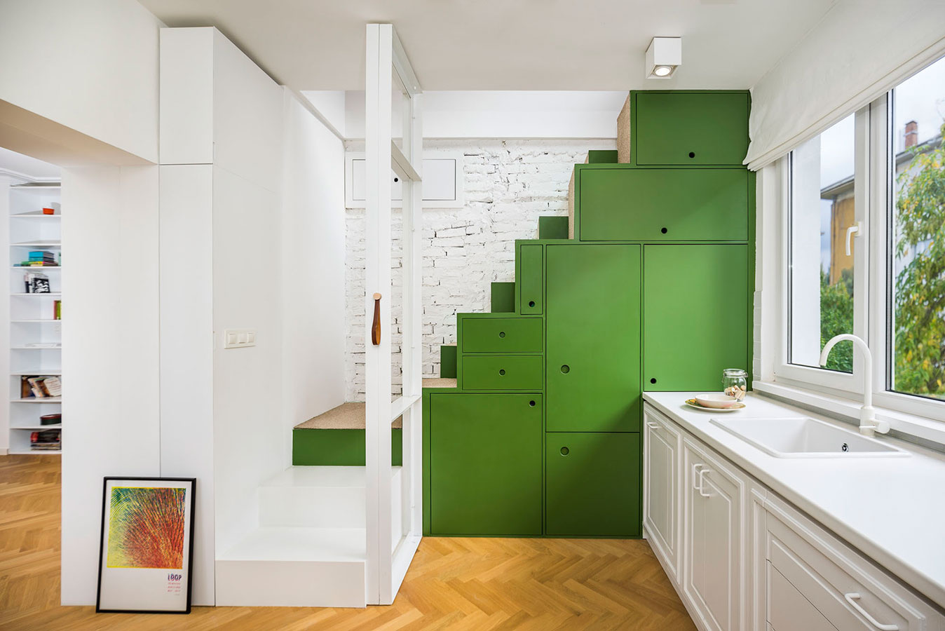 V starom podkrovnom priestore vytvorili byt plný zaujímavých interiérových riešení