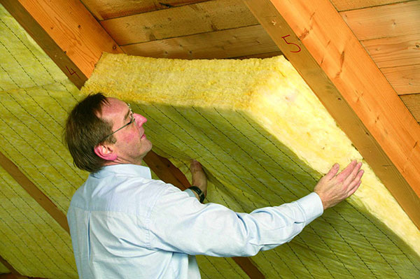 Pri zateplení šikmej strechy vyberajte kvalitný materiál