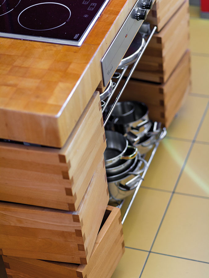 Premyslená kuchyňa má vychytávky typu obojstranne vyťahovacích zásuviek, „šuflíkových nôh“ na jedálenskom stole, odklápacích schodiskových stupňov s úložným priestorom, umývačky riadu s roletou, ktorá všetko skryje.