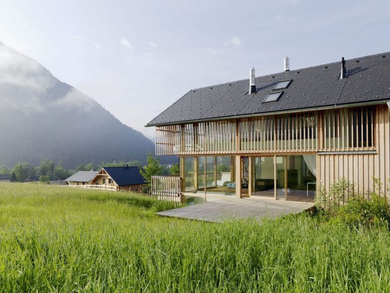 Nádherné rodinné bývanie na rakúskom vidieku plné dreva a skla