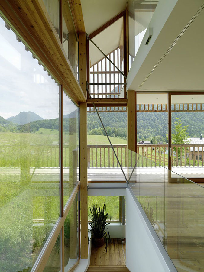 Nádherné rodinné bývanie na rakúskom vidieku plné dreva a skla