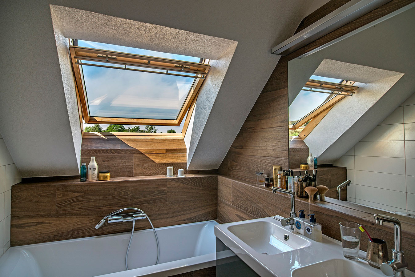 Strešné okno VELUX nad vaňou prispieva k efektívnejšiemu vetraniu v kúpeľni.