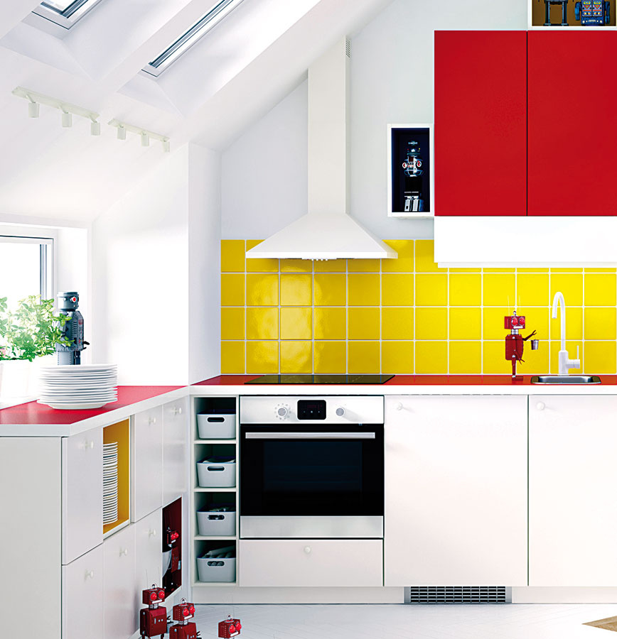 Štýl 2 Color blocking  Trend Color blocking spočíva vo využívaní veľkých farebných plôch (blokov) s rovnakou intenzitou, pričom miesto si nachádza aj v kuchynskom dizajne. Bielu linku postačí doplniť žltými, červenými, prípadne modrými prvkami.   V apríli minulého roka uviedla spoločnosť IKEA na náš trh nový kuchynský systém METOD, ktorý po viac ako 20 rokoch nahradil FACTUM. Vďaka zmene rozmerov je oveľa variabilnejší a flexibilnejší.