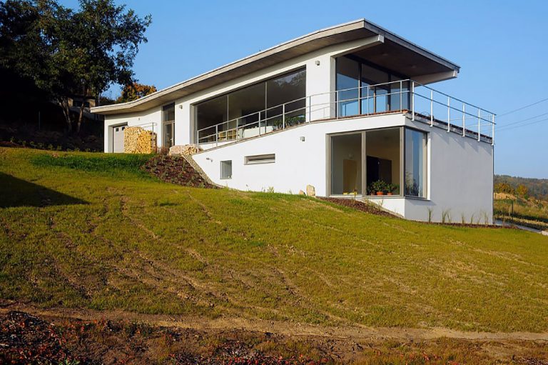 Zasklený dom vo svahu poskytuje majiteľke atmosféru plnú slnka a svetla