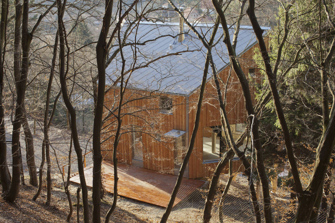Staré letné sídlo v chránenej krajinnej oblasti pretvorili na minimalistický rodinný dom