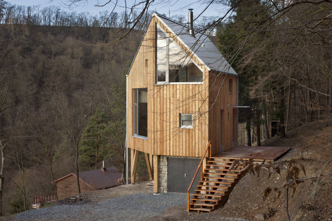Staré letné sídlo v chránenej krajinnej oblasti pretvorili na minimalistický rodinný dom