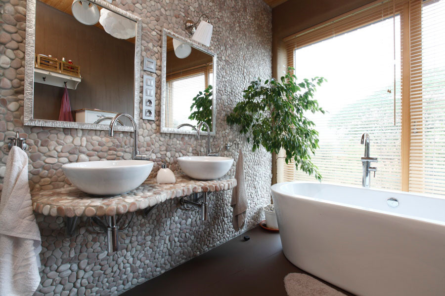 V svojpomocne zariadenej kúpeľni sa snúbia moderné prvky s provensálskym štýlom
