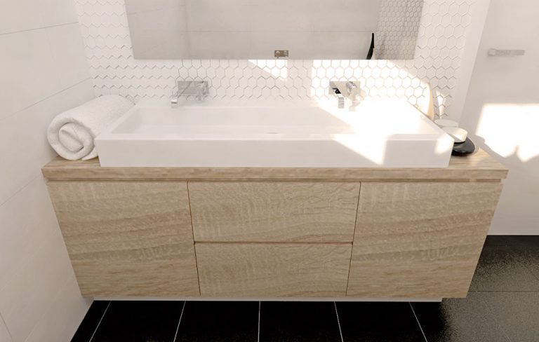 V kúpeľni sa nachádza praktické dvojumývadlo, ktoré je v rámci prvého riešenia rovnako ako zrkadlo umiestnené stredovo. V umývadlovej skrinke sú skryté zásuvky, kde sa okrem miesta na hygienické potreby nachádza aj priestor na sifón. V jej ľavej časti je umiestnený poklop na zhodenie bielizne.