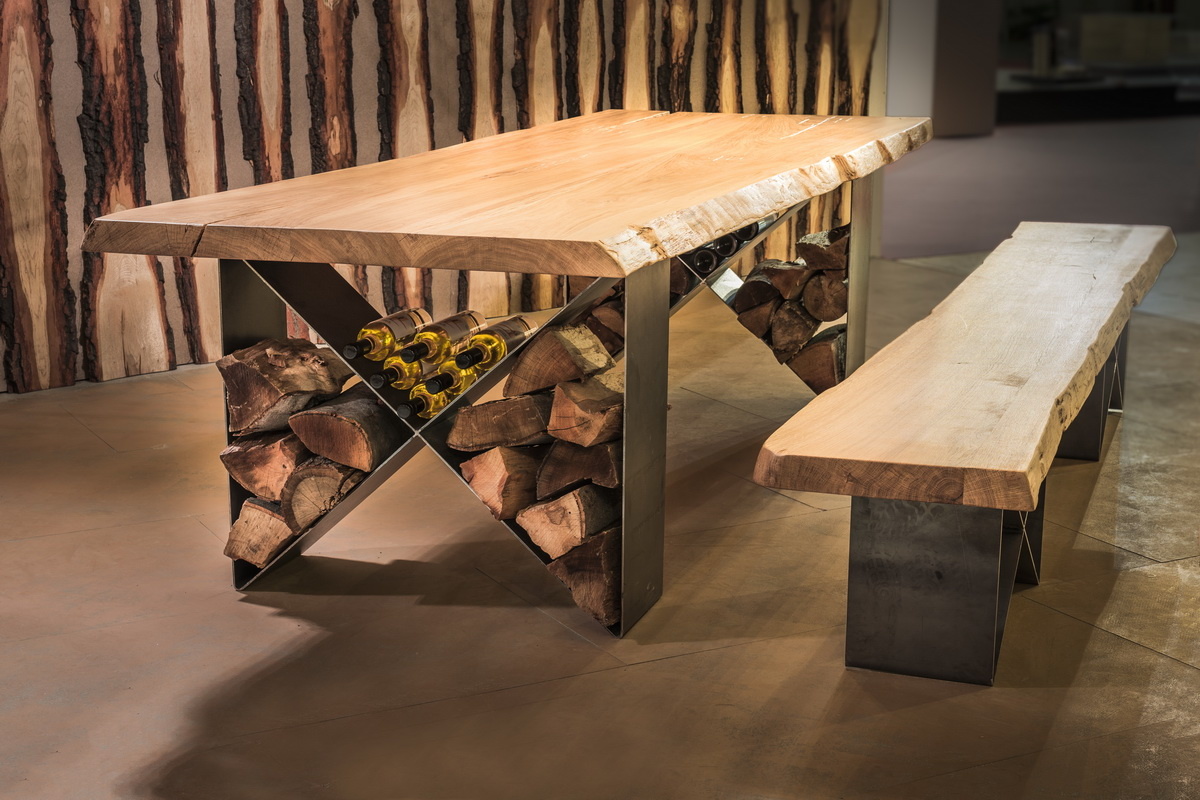 Medzi ocenenými výrobkami nás potešila aj Cena veľtrhu v kategórii Ostatné typy nábytku pre stolovú kolekciu NATURIST, ktorú vyrába KARPIŠ nábytok z Prievidze. Autorom dizajnu je totiž Michal Staško, ktorý pravidelne spolupracuje aj s našimi redakciami. Komisia ocenila nielen vhodné použitie masívneho dubového dreva, ale aj originálnu nosnú časť s pridanou hodnotou úložného priestoru. (foto: Michal Staško)  