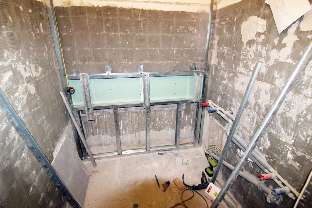 Piaty a šiesty deň sa spolu s elektroinštaláciami realizovala aj konštrukcia predsadenej steny v kuchyni. V kúpeľni sa tiež začala budovať predstena, ktorá sa využije aj na vytvorenie odkladacej niky pri vani.