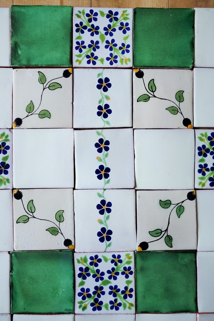 Ukážka dekoru, ktorý má v kombinácii obklad Guia Castillo, spolu so zeleným jednofarebným obkladom