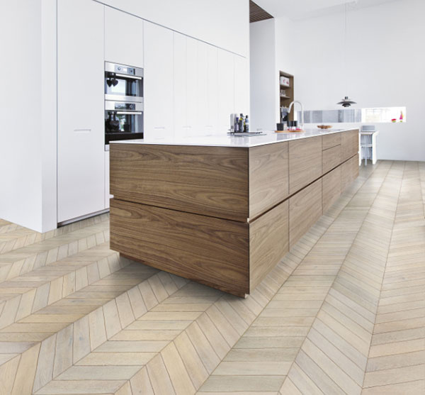 Moderný pohľad na klasický vzor v novej kolekcii drevených podláh Kährs Chevron