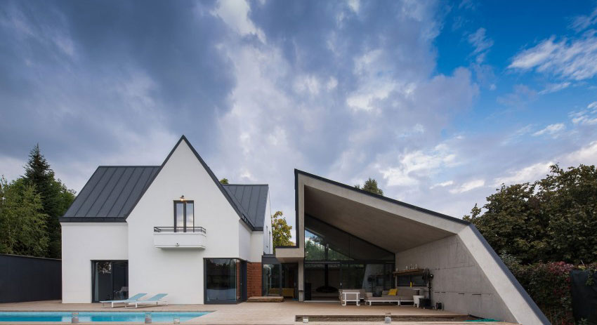 Pri rekonštrukcii svojho domu nechali vyniknúť šikmú strechu. Inšpirovali sa origami