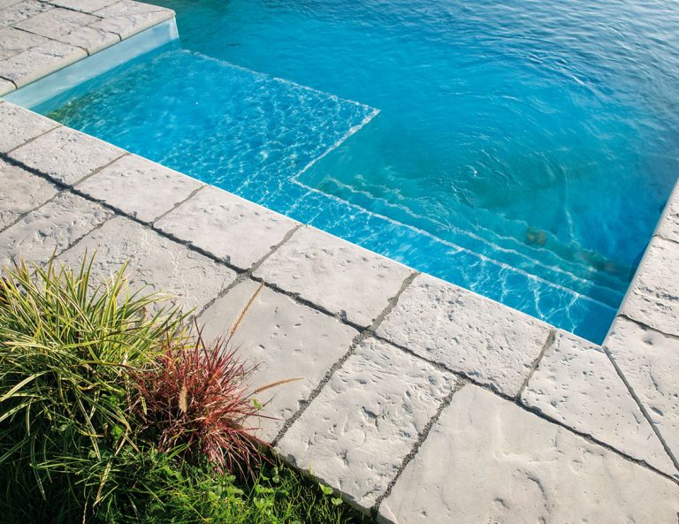 Aký povrch si vybrať na spevnenú plochu okolo bazéna?