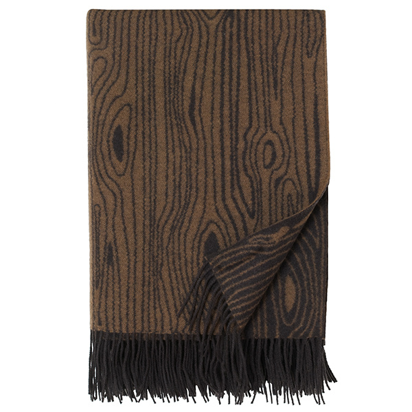 Deka Woolywood, vzor kresby dreva, dostupná aj v sivej farbe, jemná vlna, 190 × 145 cm, 176,32 €, www.donnawilson.com