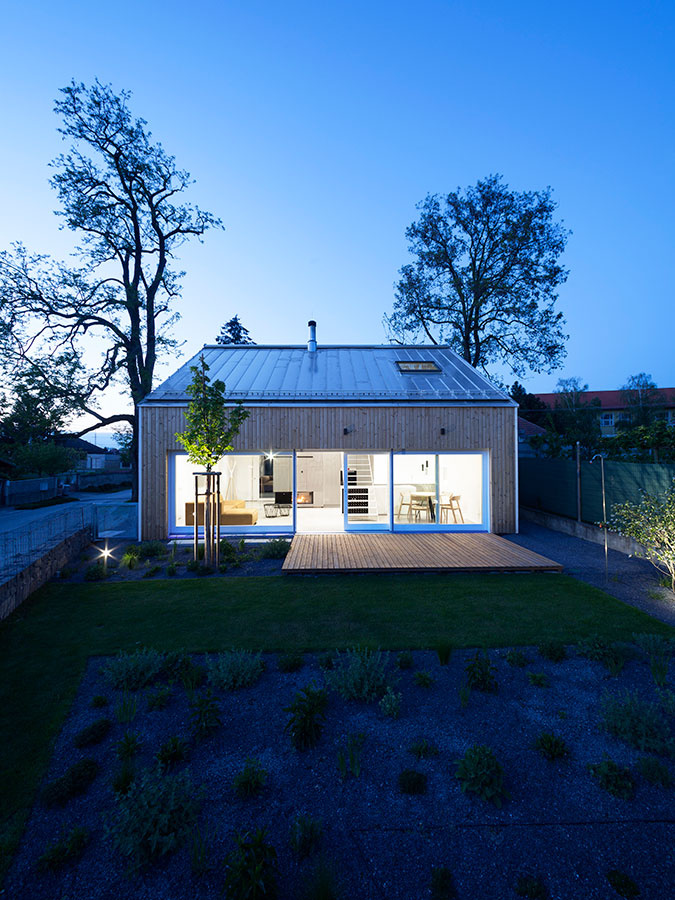 Vzdušný a praktický dom s presklením do záhrady: Aj menší môže poskytnúť veľa!