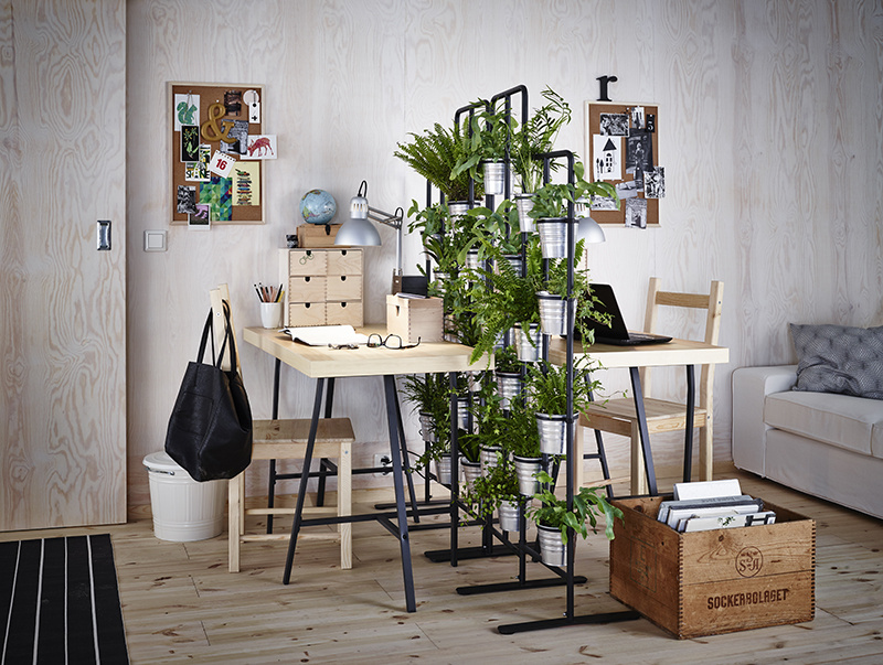 Zaujímavou možnosťou predelenia pracovnej zóny môže byť stojan na kvety tvorený viacerými menšími kvetináčmi. (foto: IKEA)