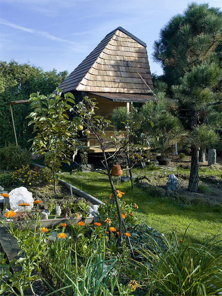 Čajovňa uprostred záhrady s nádychom orientu – taký je Klobúk od A1 Architects