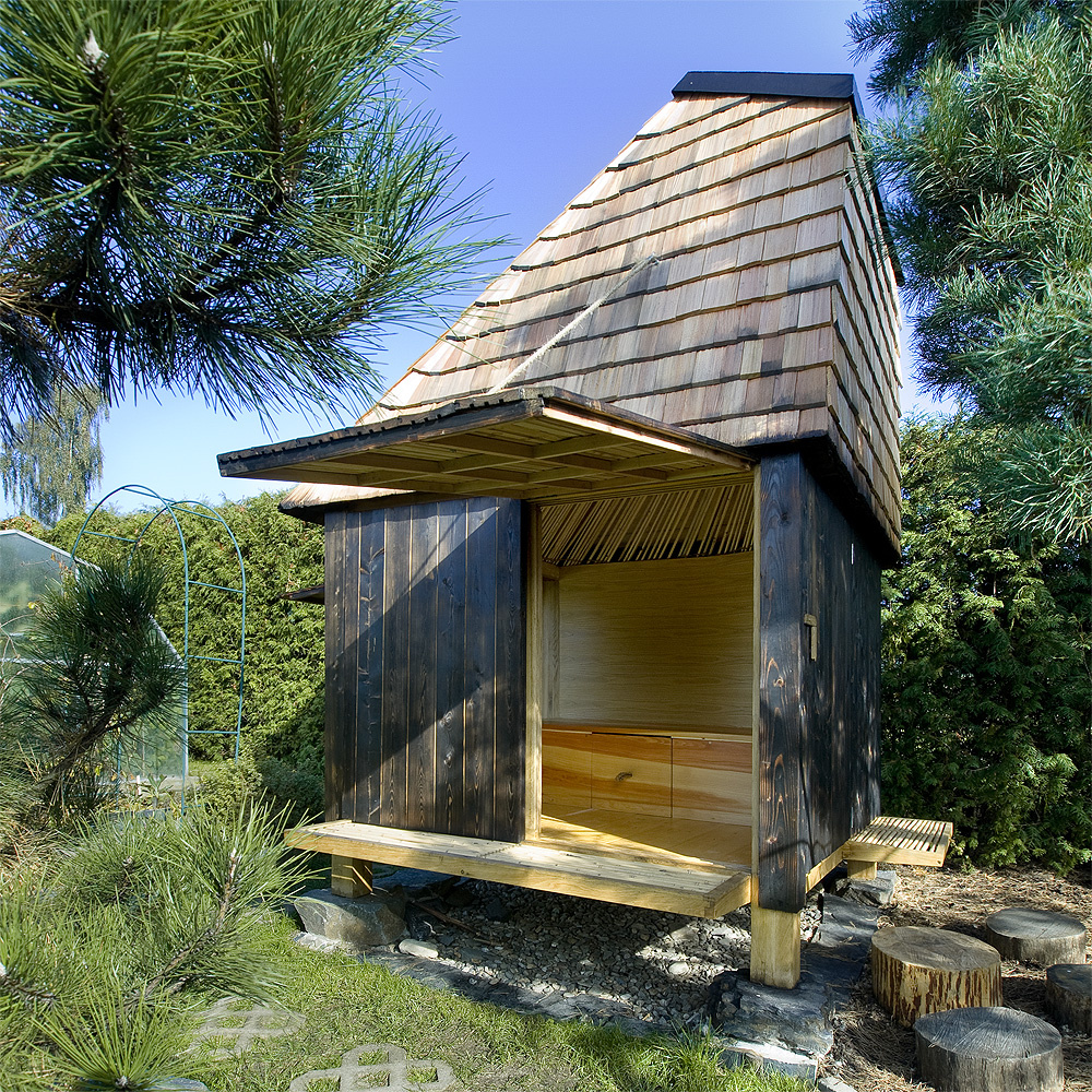 Čajovňa uprostred záhrady s nádychom orientu – taký je Klobúk od A1 Architects