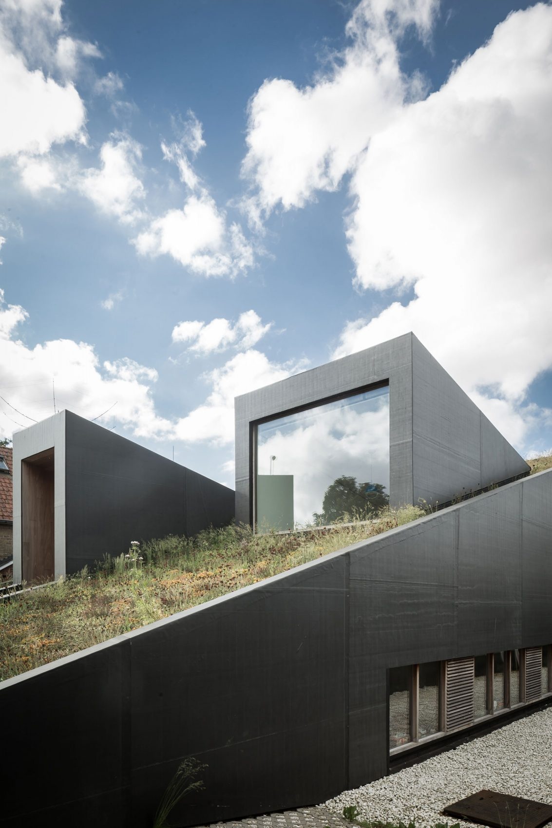 Netradičný dom v Belgicku sa pýši zelenou strechou
