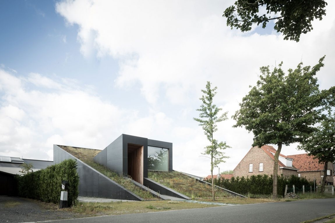 Netradičný dom v Belgicku sa pýši zelenou strechou
