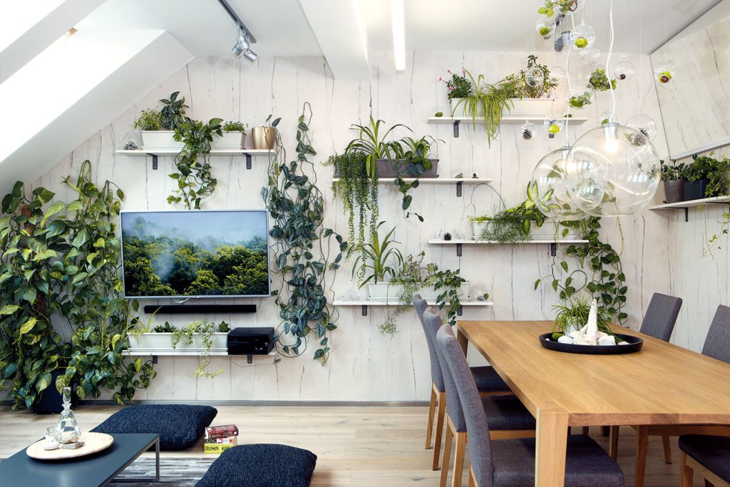 Umiernený interiér podkrovného bytu majiteľka oživila originálnymi nápadmi, rastlinami a obrazmi