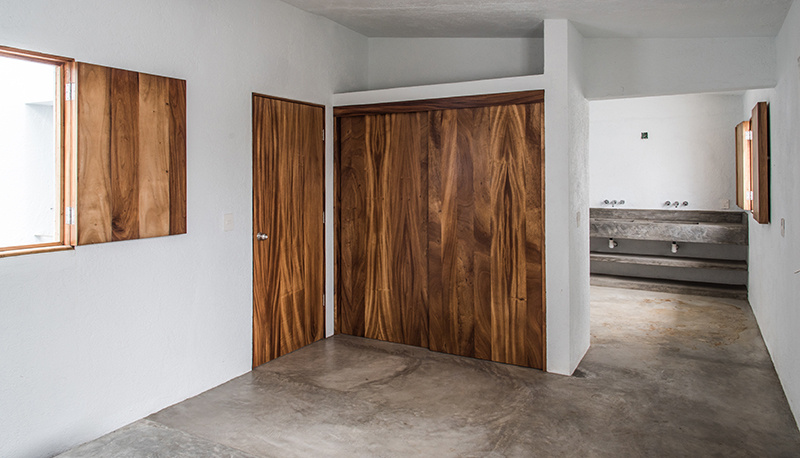 Dlaždice s ľudovým vzorom ako fasáda, v interiéri drevo a surový betón