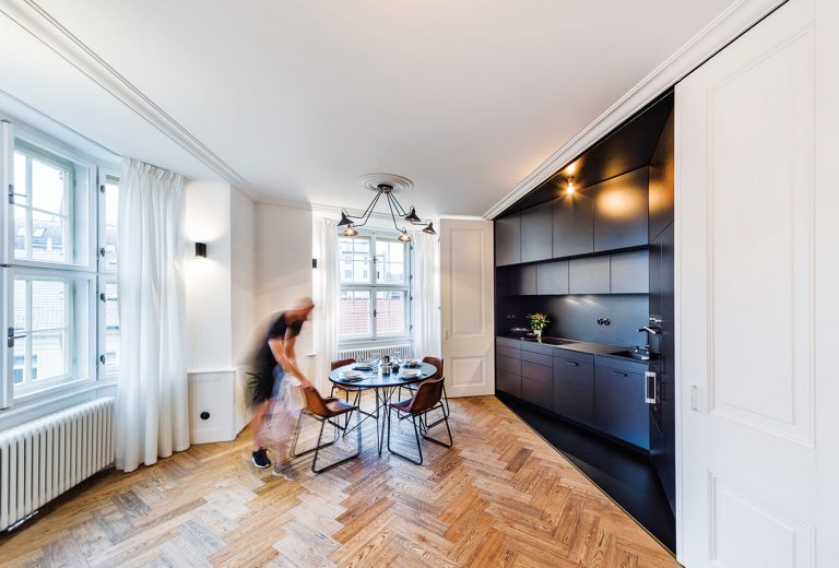Citlivá rekonštrukcia bytu vkusne prepojila prvky minulosti s moderným minimalizmom