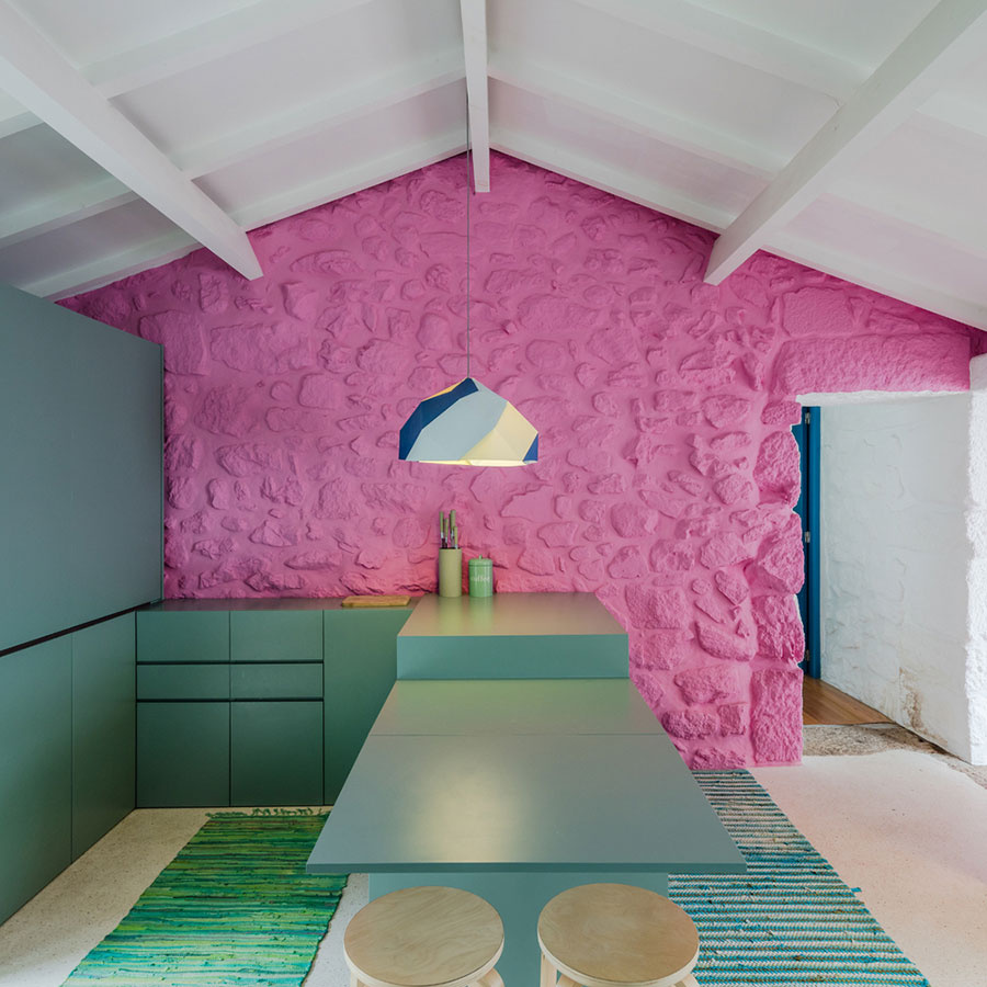 Moderný pastelový interiér by ste za stenami kamenného domu nečakali