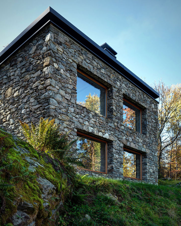 Z ruiny v horách vytvoril architekt nádherný presvetlený dom s rustikálnou atmosférou 