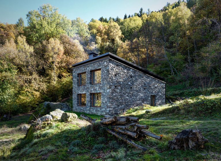 Z ruiny v horách vznikol nádherný presvetlený dom s rustikálnou atmosférou