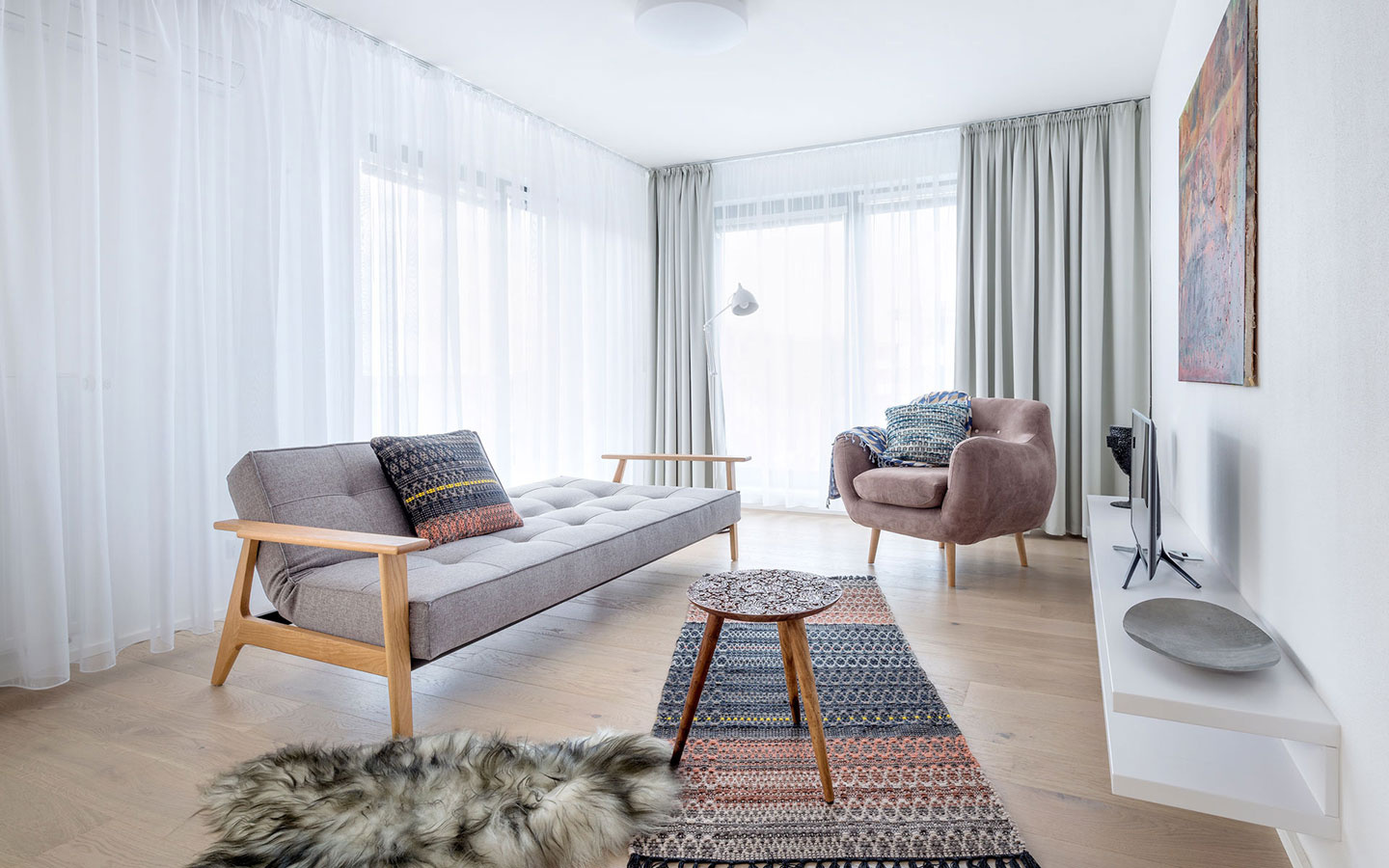 Trojizbový byt v Rusovciach s tradičnými prvkami škandinávskeho dizajnu v novostavbe vyniká!